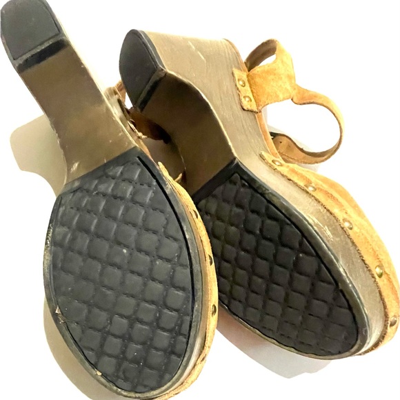 Brown leather clogs. Size 8. - Picture 7 of 9